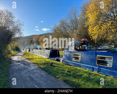 Un sentier vide passe devant des bateaux amarrés le long du canal Kennet et Avon Banque D'Images