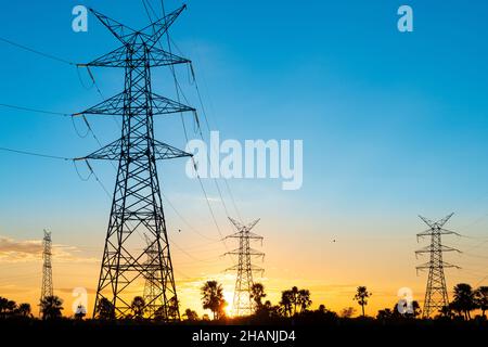 Les lignes d'énergie électrique au lever du soleil à Asuncion, Paraguay Banque D'Images