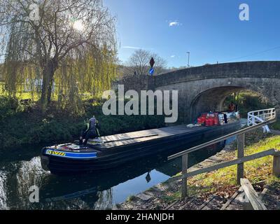 Un bateau à essence sur le canal Kennet et Avon Banque D'Images