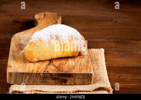 Sfogliatella napolitaine sur panneau rustique Banque D'Images