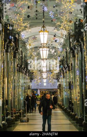 Piccadilly Arcade, Piccadilly, Londres, Royaume-Uni.14th décembre 2021.Décorations de Noël à Piccadilly Arcade, Londres.Crédit : Matthew Chattle/Alay Live News Banque D'Images