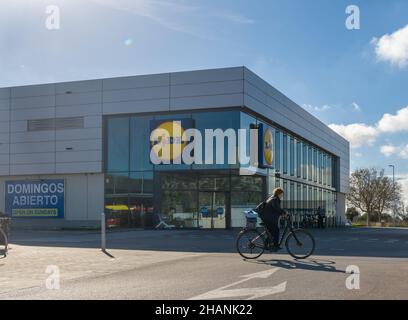 Felanitx, Espagne; décembre 7 2021: Façade principale du supermarché multinational et de la chaîne alimentaire, Lidl, un jour ensoleillé avec un client qui quitte le parkin Banque D'Images