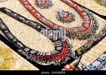 Bijoux traditionnels indiens présentés dans un magasin de rue à vendre à Pune, Maharashtra.Art indien, bijoux traditionnels indiens. Banque D'Images