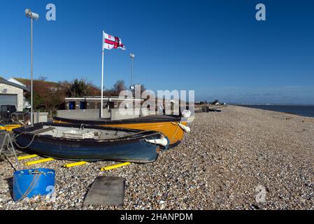 Bateaux de pêche en bois sur la plage de galets à Selsey, près de la station de Lifeboat RNLI Selsey. Banque D'Images