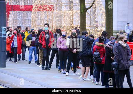 Manchester, Royaume-Uni, 14th décembre 2021.Les gens font la queue pour un vaccin de rappel contre le Covid-19 ou le Covid ou le coronavirus à l'hôtel de ville de Manchester, Angleterre, Royaume-Uni.Le gouvernement britannique a annoncé un programme de vaccination de rappel de masse contre la variante d'Omicron Covid.Crédit : Terry Waller/Alay Live News Banque D'Images