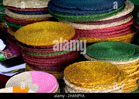 Sac à corde en jute, panier, dessous de verre en jute naturel, boîtes écologiques en crochet pour la maison et la décoration, faites à la main Banque D'Images
