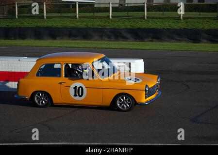 Un Austin A40 classique dans la garniture de course en quittant le chicane et en entrant la ligne de finition à Goodwood. Banque D'Images