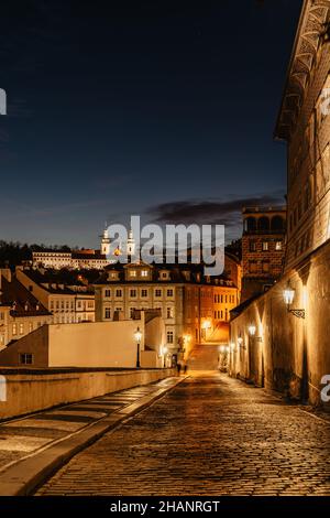 Vue sur le monastère de Strahov avec église de l'Assomption de la Sainte Vierge Marie après le coucher du soleil, panorama de la soirée de Prague, République tchèque. Calme romantique atmo Banque D'Images