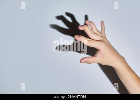 les mains sont des crochets avec les premières phalanges courbées des doigts.Copier l'espace. Banque D'Images