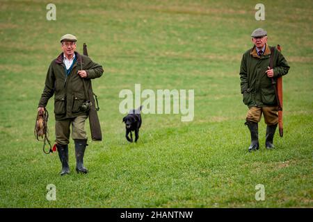 Deux messieurs marchant de la route sur le shoot faisan, Hampshire, Angleterre. Banque D'Images