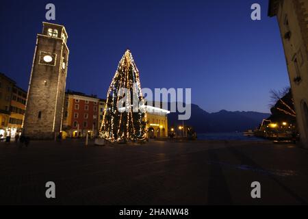 Belles images photographiées au coucher du soleil dans la ville médiévale de Riva del Garda, dans le Trentin-Haut-Adice, en Italie, sur le lac de Garde la nuit pendant le Chris Banque D'Images