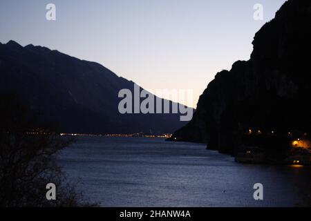 Belles images photographiées au coucher du soleil dans la ville médiévale de Riva del Garda, dans le Trentin-Haut-Adice, en Italie, sur le lac de Garde la nuit pendant le Chris Banque D'Images