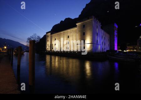 Belles images photographiées au coucher du soleil dans la ville médiévale de Riva del Garda, dans le Trentin-Haut-Adice, en Italie, sur le lac de Garde la nuit pendant le Chris Banque D'Images