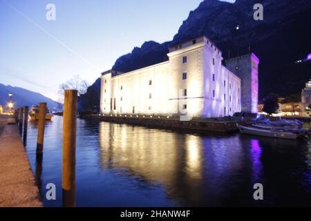 Belles images photographiées au coucher du soleil dans la ville médiévale de Riva del Garda, dans le Trentin-Haut-Adice, en Italie, sur le lac de Garde la nuit pendant le Chris Banque D'Images