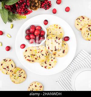 Biscuits de canneberge.Biscuits au beurre pour Noël avec canneberges séchées et pistaches Banque D'Images