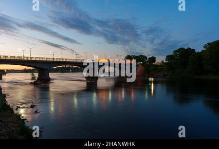 Pont sur la rivière Narva à la frontière entre l'Estonie et la Russie. Banque D'Images