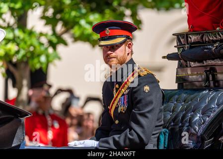 Le prince Harry, le capitaine Harry Wales dans son rôle militaire, en charriot, pendant le Trooping The Color 2017.Contact avec les yeux.Maintenant duc de Sussex.Uniforme militaire Banque D'Images