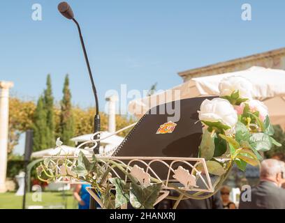 Conception héraldique des armoiries nationales de l'Espagne sur la couverture d'un carnet qui est sur un pupitre à côté d'un microphone en plein air, en automne ensoleillé Banque D'Images