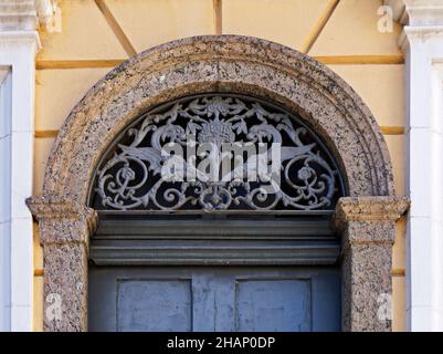 Ancienne porte avec détail quadrillage, centre-ville de Rio Banque D'Images