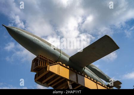 allemand V1 fusée de la deuxième guerre mondiale devant le ciel bleu au Blockhaus d'Éperlecques, Nord pas de Calais, France 08-24-2021 Banque D'Images