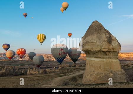 Des dizaines de ballons à air chaud avec des centaines de touristes se levant tôt le matin près de Göreme, Cappadoce, Anatolie centrale, Turquie Banque D'Images