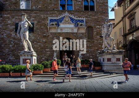 Entrée au musée Palazzo Vecchio présidée par une copie de David de Michel-Ange et une statue d'Hercule et de Cacus.Piazza della Signoria.Florence. Banque D'Images