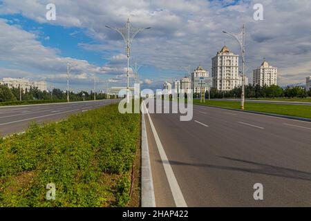 Route vide dans l'Achgabat moderne, Turkménistan Banque D'Images