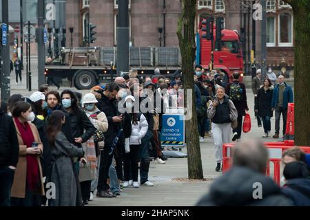 Manchester, Royaume-Uni, 14th décembre 2021.Les membres de thr public font la queue dans un centre de vaccination dans le centre de Manchester, car les craintes se font de voir la variante Omicron forcer le gouvernement à fermer certaines parties de l'économie.Crédit : Jon Super/Alay Live News. Banque D'Images