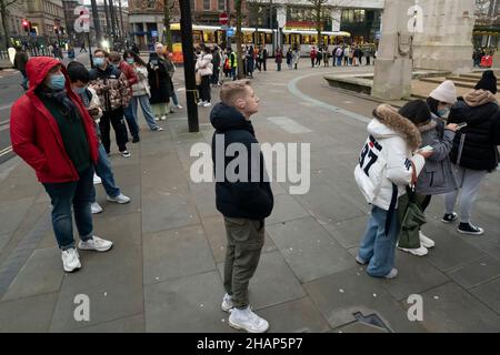 Manchester, Royaume-Uni, 14th décembre 2021.Les membres de thr public font la queue dans un centre de vaccination dans le centre de Manchester, car les craintes se font de voir la variante Omicron forcer le gouvernement à fermer certaines parties de l'économie.Crédit : Jon Super/Alay Live News. Banque D'Images