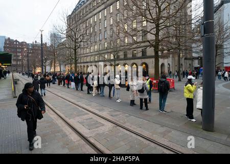 Manchester, Royaume-Uni, 14th décembre 2021.Les membres de thr public font la queue dans un centre de vaccination dans le centre de Manchester, car les craintes se font de voir la variante Omicron forcer le gouvernement à fermer certaines parties de l'économie.Crédit : Jon Super/Alay Live News. Banque D'Images