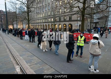 Manchester, Royaume-Uni, 14th décembre 2021.Les membres de thr public font la queue dans un centre de vaccination dans le centre de Manchester, car les craintes se font de voir la variante Omicron forcer le gouvernement à fermer certaines parties de l'économie.Crédit : Jon Super/Alay Live News. Banque D'Images