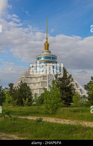 ACHGABAT, TURKMÉNISTAN - 17 AVRIL 2018 : Centre commercial Altyn Asyr à Achgabat, Turkménistan Banque D'Images