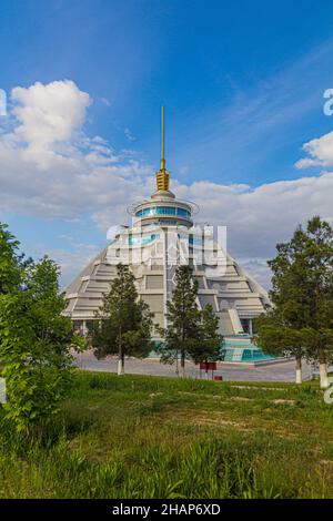 ACHGABAT, TURKMÉNISTAN - 17 AVRIL 2018 : Centre commercial Altyn Asyr à Achgabat, Turkménistan Banque D'Images