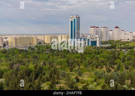 Les anciens blocs soviétiques sont à gauche et de nouveaux bâtiments revêtus de marbre à Achgabat, au Turkménistan Banque D'Images