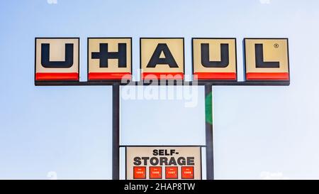 Marquise U-HAUL à stockage automatique, située contre le ciel bleu vif de Chicago, Illinois, États-Unis. Banque D'Images