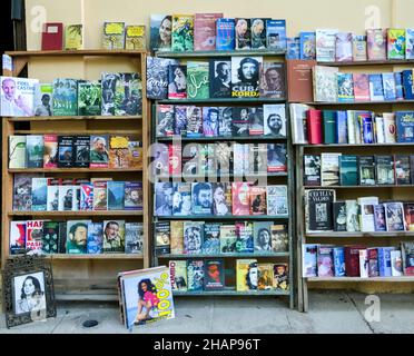 Kiosque à journaux à Cuba avec magazines - plusieurs avec le visage de Che Guevara ainsi que pédalier Castro. Banque D'Images