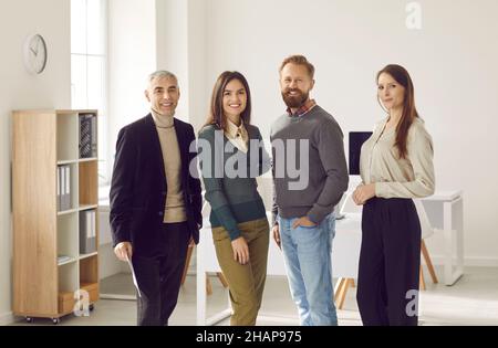 Portrait de groupe d'une équipe d'affaires créative et réussie souriant en toute confiance en regardant l'appareil photo. Banque D'Images
