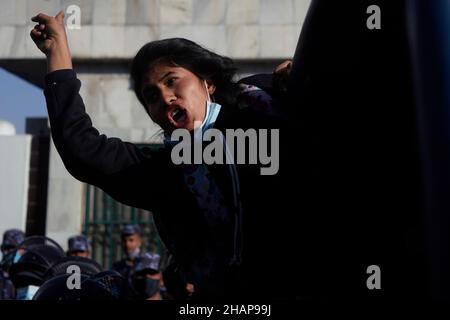 Katmandou, Népal.14th décembre 2021.Les manifestants népalais du Parti communiste du Népal (Centre maoïste) sont arrêtés par la police lors d'une manifestation contre la Millennium Challenge Corporation (MCC) financée par les États-Unis devant le Parlement fédéral à Katmandou, au Népal, le mardi 14 décembre 2021.(Credit image: © Skanda Gautam/ZUMA Press Wire) Banque D'Images