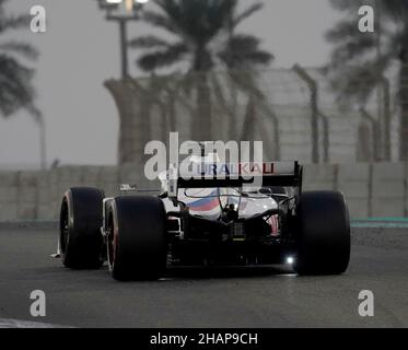 14.12.2021, circuit Yas Marina, Abu Dhabi, essais de Formule 1, sur la photo la suspension arrière du véhicule de Mick Schumacher (DEU), équipe Haas F1 est illuminée. Banque D'Images