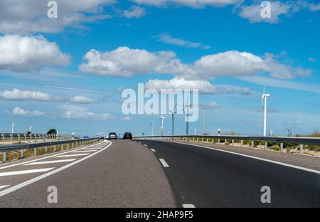 Vue de l'éolienne à côté de l'autoroute espagnole avec ciel nuageux Banque D'Images