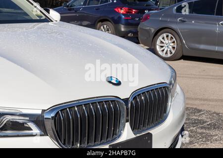 Indianapolis - Circa décembre 2021: Concessionnaire de voitures BMW.BMW construit des véhicules électriques et de luxe et est basé en Allemagne. Banque D'Images