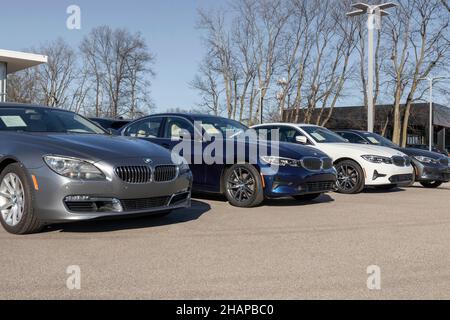 Indianapolis - Circa décembre 2021: Concessionnaire de voitures BMW.BMW construit des véhicules électriques et de luxe et est basé en Allemagne. Banque D'Images