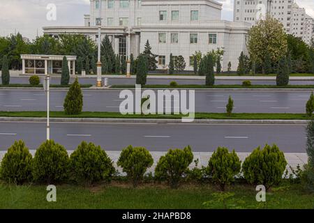 Route vide à Achgabat, capitale du Turkménistan Banque D'Images