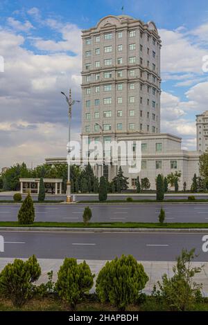 Route vide à Achgabat, capitale du Turkménistan Banque D'Images