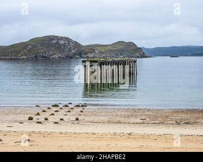 Vestiges du dépôt de défense Boom de WW2 et de la jetée sur Loch Ewe, à Mellon Charles, Wester Ross, Highlands of Scotland Banque D'Images