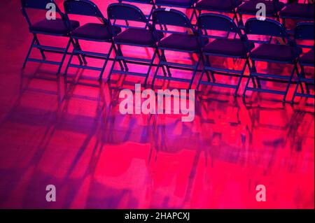 Hambourg, Allemagne.14th décembre 2021.Les chaises vides sont éclairées par l'éclairage de la scène.De nombreux musiciens célèbres et des artistes de haut en haut ont secoué la scène du Barclay Arena de Hambourg, mais la plupart de leur public n'était pas assis dans les stands, mais devant les écrans.Le concert en streaming du don du projet « AllHandsOnDeck » avait pour but de recueillir le plus d'argent possible au profit du personnel de concert et des artistes dont les moyens de subsistance sont menacés.Credit: Jonas Walzberg/dpa/Alay Live News Banque D'Images