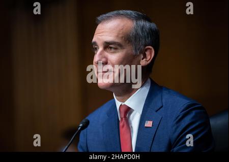 Le maire de Los Angeles, Eric Garcetti, le candidat du président Biden à titre d'ambassadeur en Inde, témoigne de l'audition de confirmation du Comité sénatorial des relations étrangères, au Capitole des États-Unis, à Washington, DC, le mardi 14 décembre,2021. Aujourd'hui, la Chambre des représentants votera pour recommander des accusations d'outrage contre l'ancien chef de cabinet de la Maison Blanche Mark Meadows pour avoir refusé de témoigner au sujet de l'insurrection du 6th janvier, comme le Sénat agit sur une loi urgente sur le plafond de la dette avant un défaut fédéral. (Graeme Sloan/Sipa USA) Banque D'Images