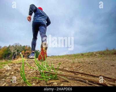 Homme de course à pied depuis l'arrière-plan avec un fond nuageux Banque D'Images