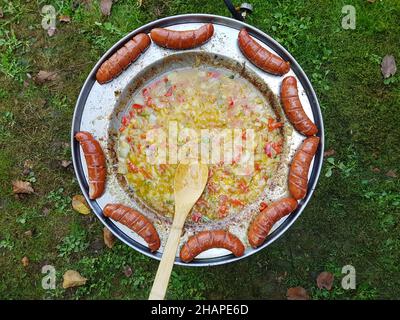 Saucisses cuites dans un plat traditionnel croate de kotlovina. Banque D'Images