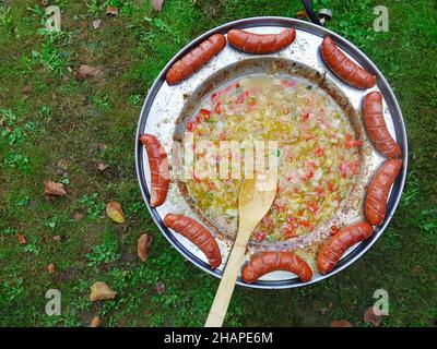 Saucisses cuites dans un plat traditionnel croate de kotlovina. Banque D'Images